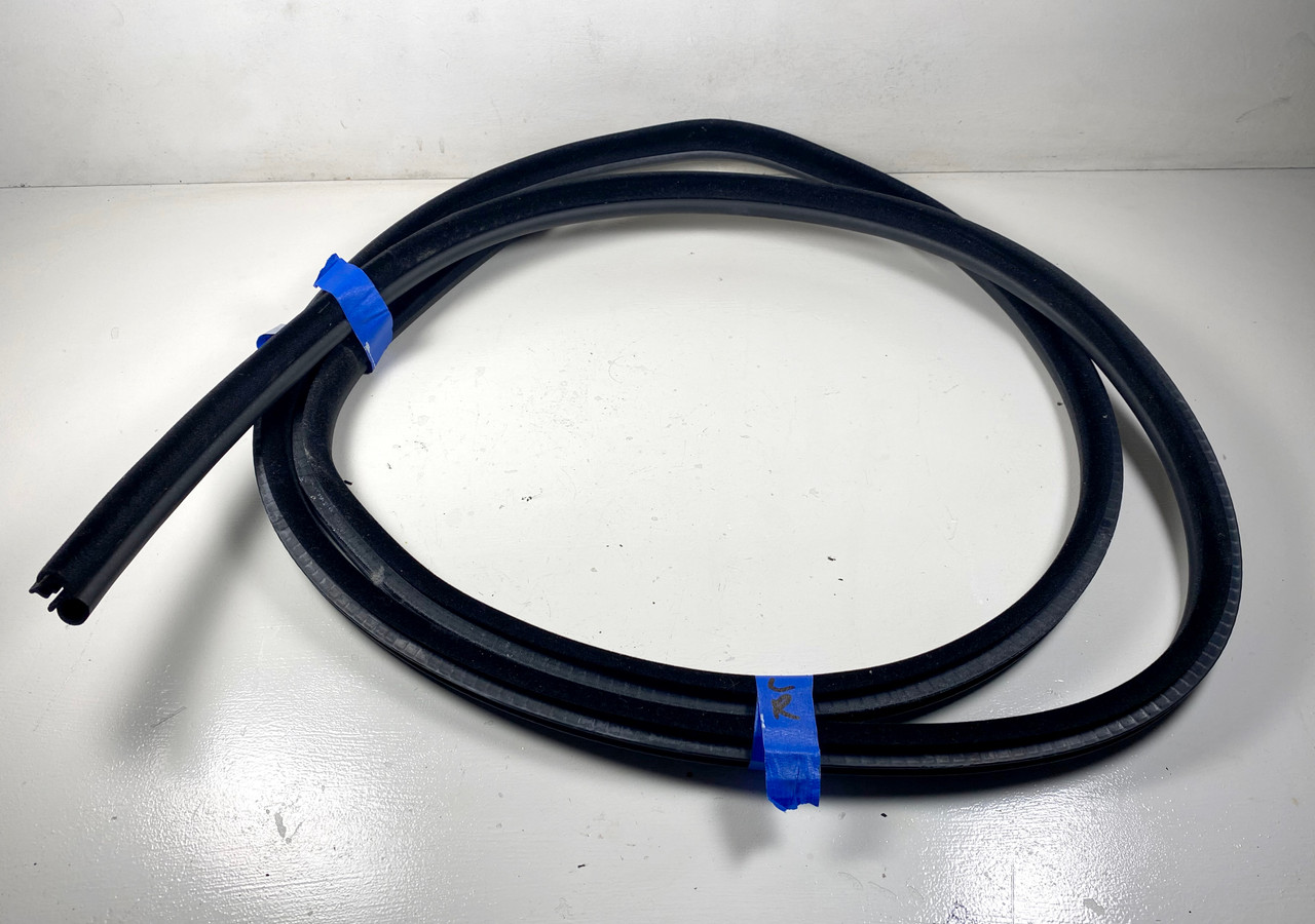 BMW E39 5-SERIES REAR RUBBER EDGE WEATHER STRIP 7116405	