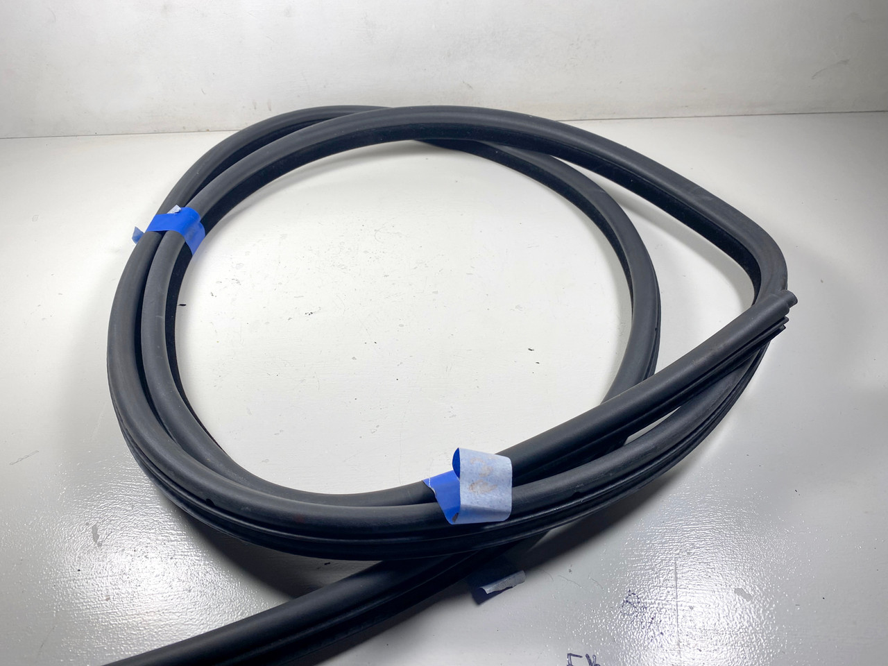 BMW E39 5-SERIES REAR RUBBER EDGE WEATHER STRIP 7116405	