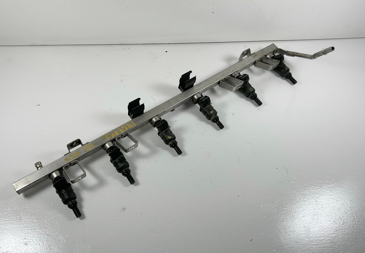 2001-05 BMW E46 E39 E53 M54 ENGINE FUEL RAIL W/ INJECTORS 1437442