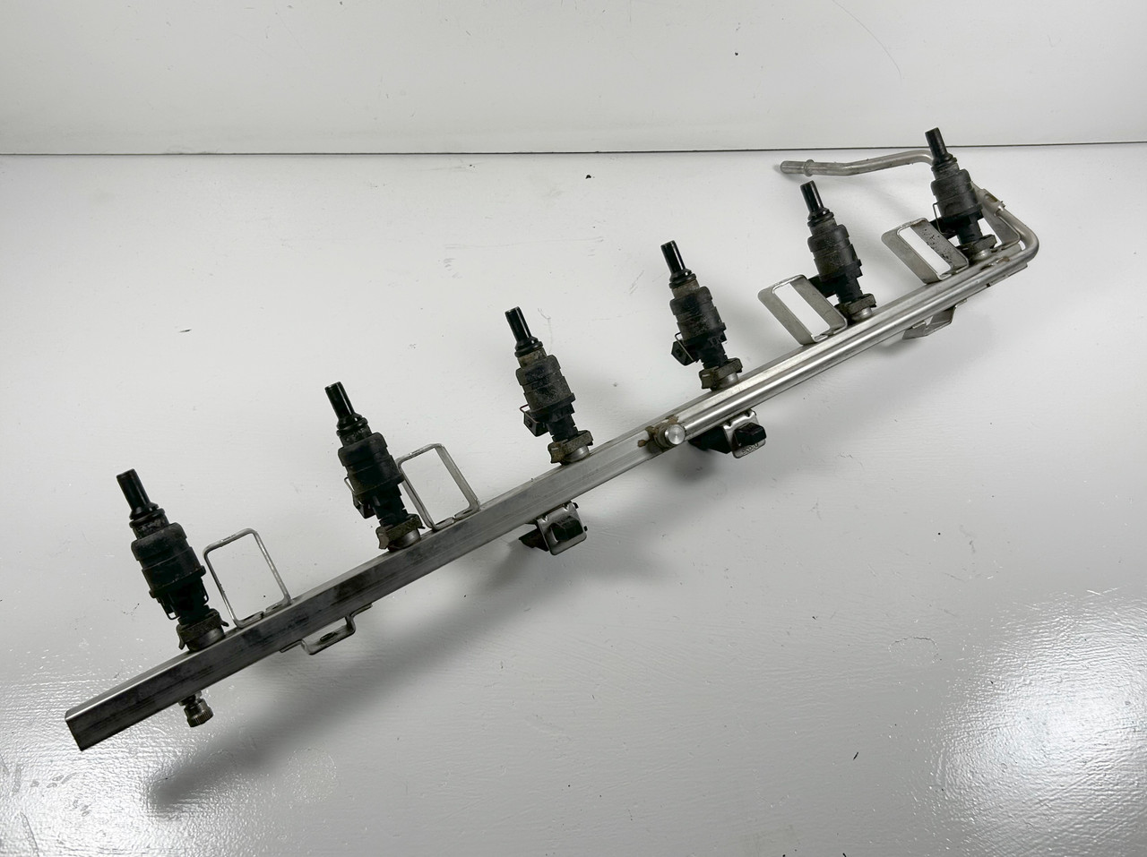 2001-05 BMW E46 E39 E53 M54 ENGINE FUEL RAIL W/ INJECTORS 1437442