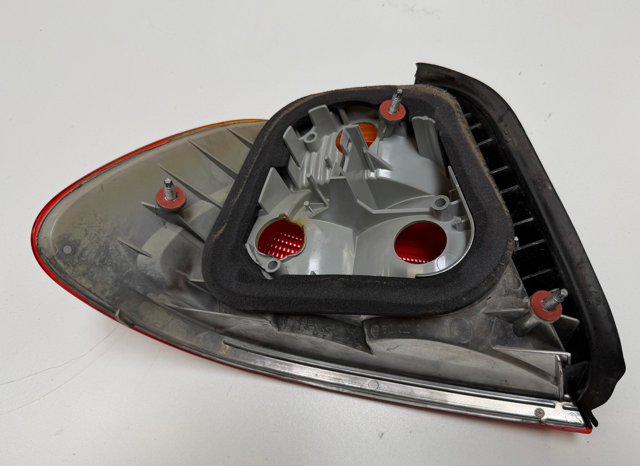 1999-03 BMW E46 330ci 325ci 323ci CONVERTIBLE PASSENGER TAIL LIGHT 8375802