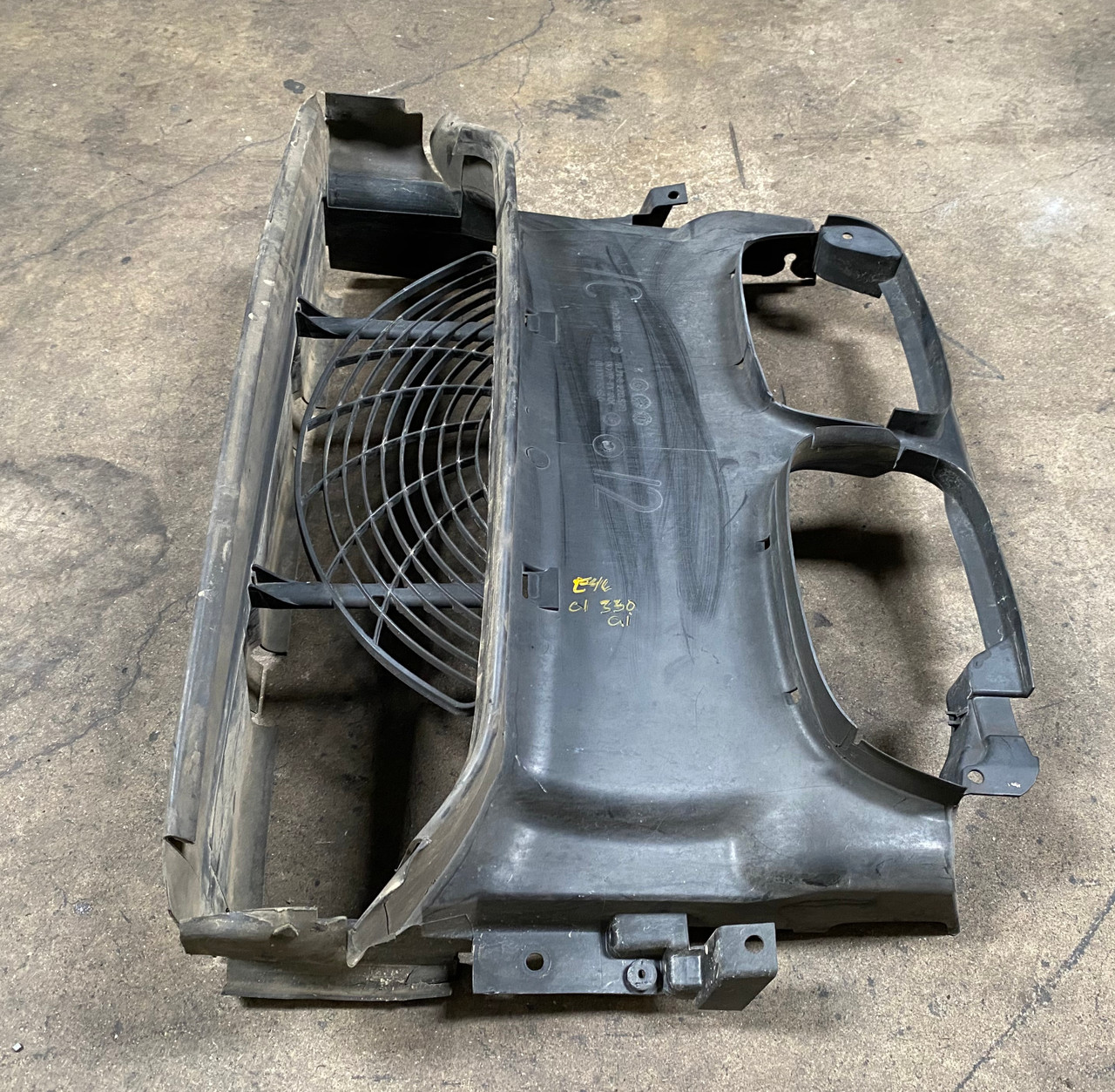 BMW E46 330ci 325ci 323ci CONVERTIBLE FRONT AIR INTAKE DUCT SHROUD 8268371