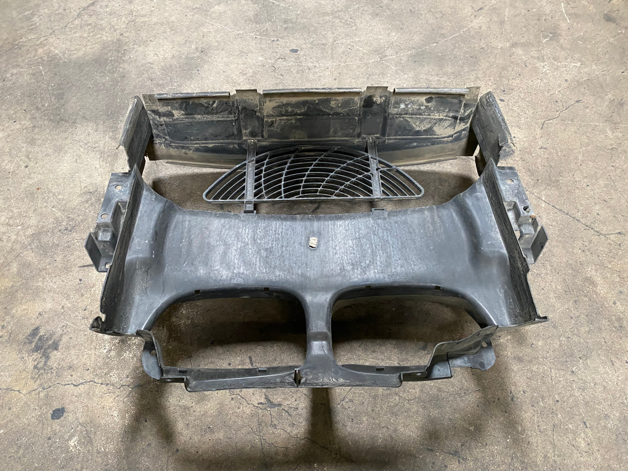 BMW E46 330ci 325ci 323ci CONVERTIBLE FRONT AIR INTAKE DUCT SHROUD 8268371