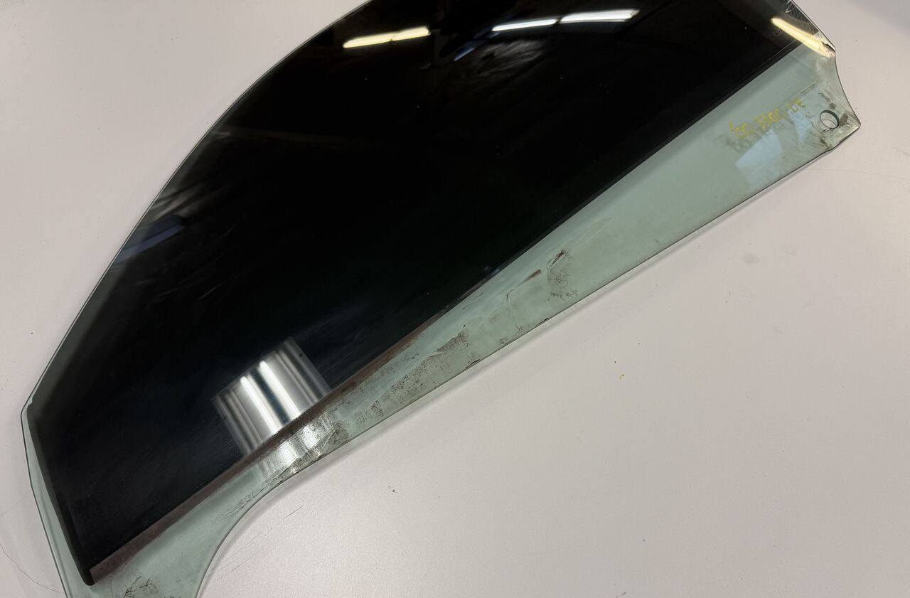 DRIVER FRONT DOOR WINDOW GLASS BMW E46 M3 330ci 325ci  8204177