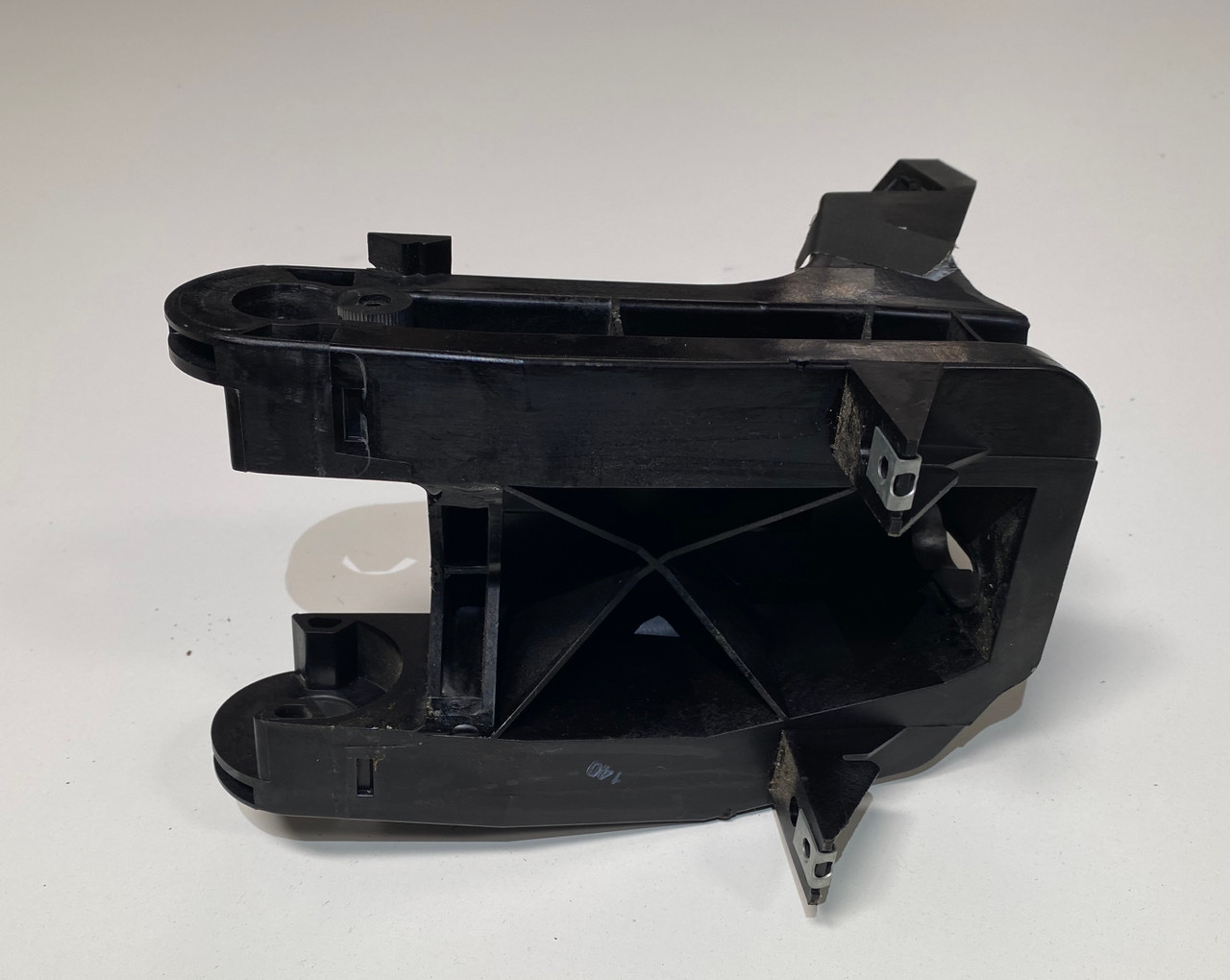 BMW E46 M3 330 325 323 ARM REST MOUNT BRACKET 8213678