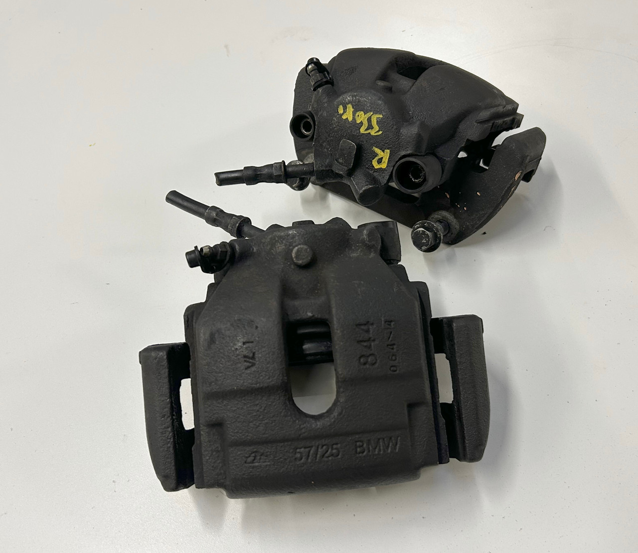BMW E36 E46 330ci 330i PAIR FRONT BRAKE CALIPERS W/ CARRIER 6765881