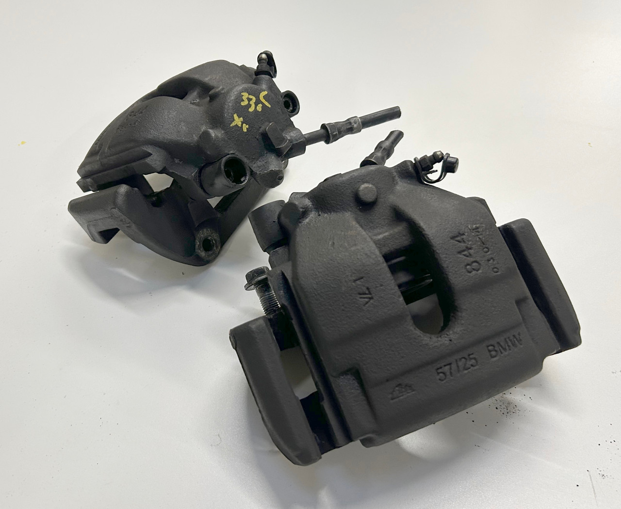 BMW E36 E46 330ci 330i PAIR FRONT BRAKE CALIPERS W/ CARRIER 6765881