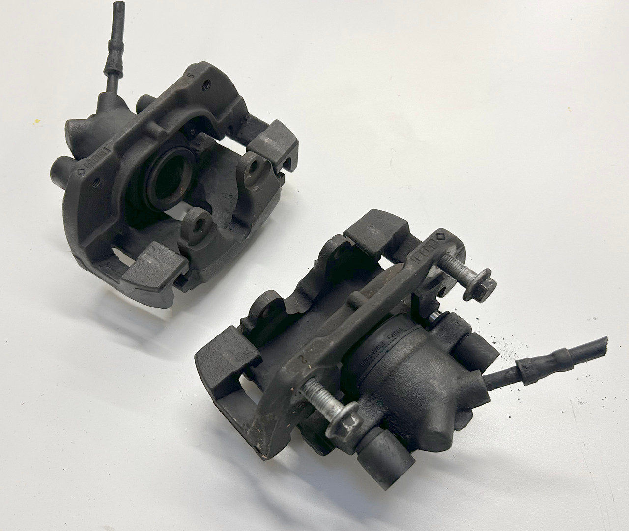 BMW E36 E46 330ci 330i PAIR FRONT BRAKE CALIPERS W/ CARRIER 6765881
