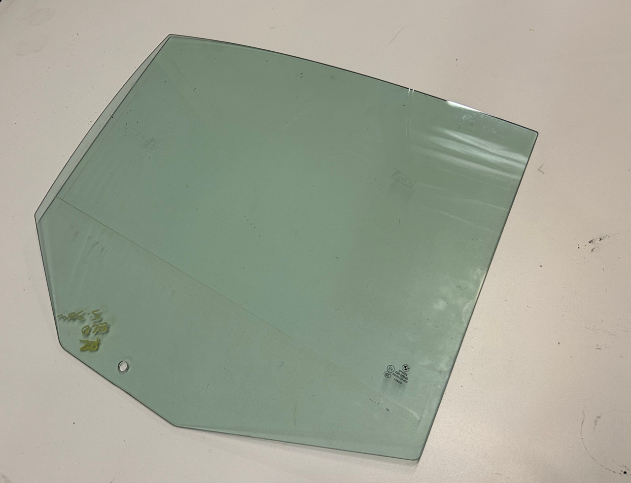 2004-11 BMW E60 550i 545i 530i 525i PASSENGER REAR WINDOW GLASS 7110636