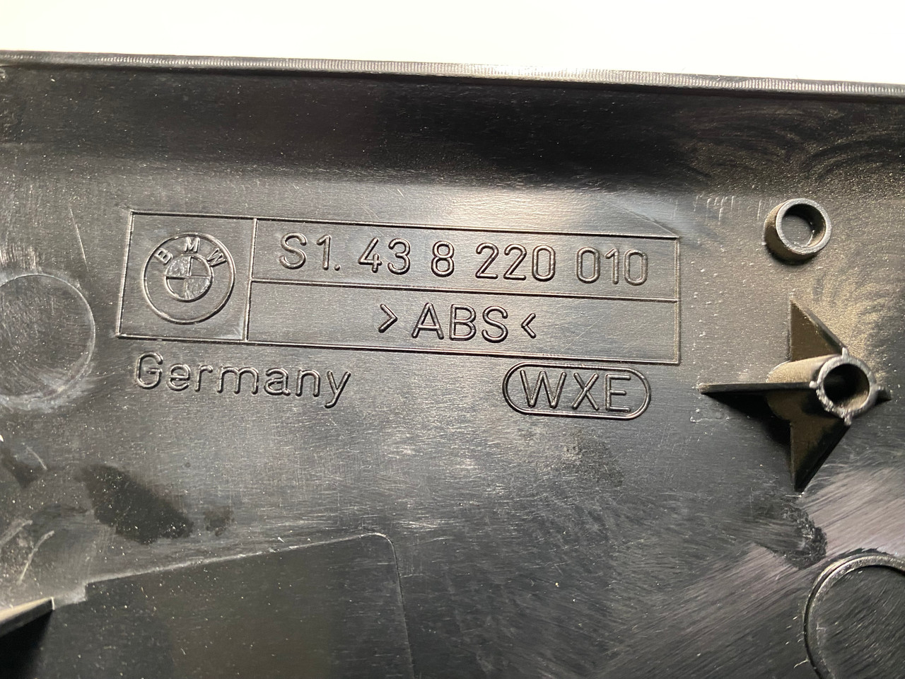 BMW E46 330 325 323 PASSENGER SIDE KICK PANEL 8220010