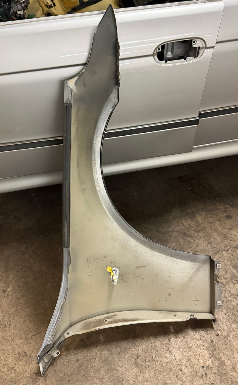2004-10 BMW E60 E61 5-SERIES DRIVER FENDER 7111429