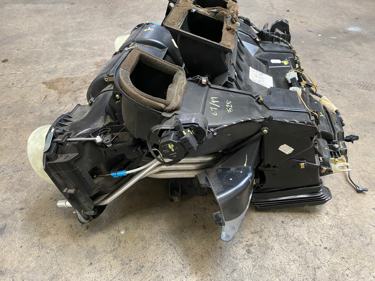 199900 BMW E39 540i 528i A/C AC HEATER EVAPORATOR CORE HOUSING 8385923