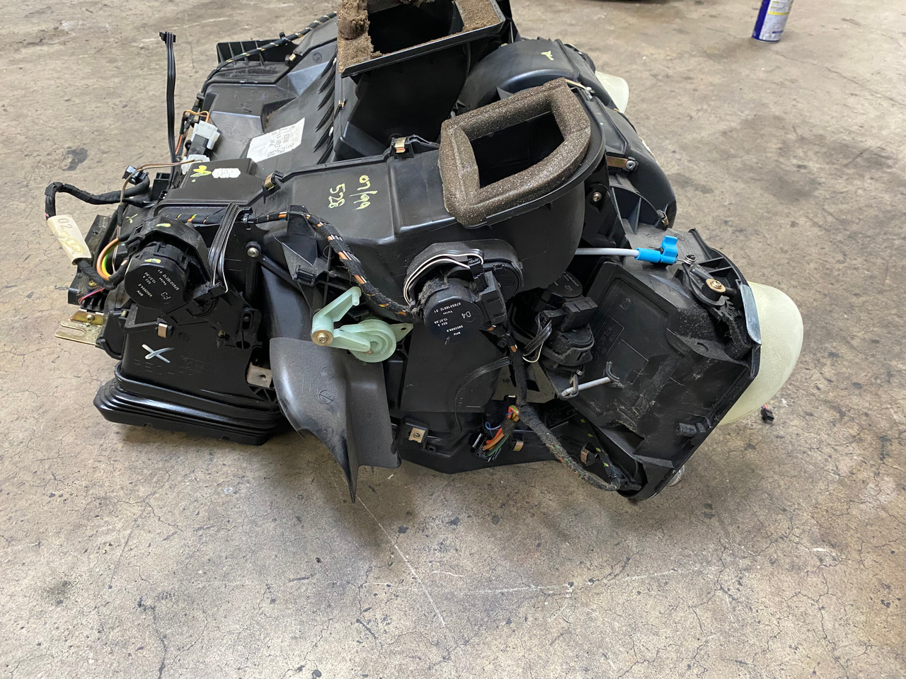 199900 BMW E39 540i 528i A/C AC HEATER EVAPORATOR CORE HOUSING 8385923