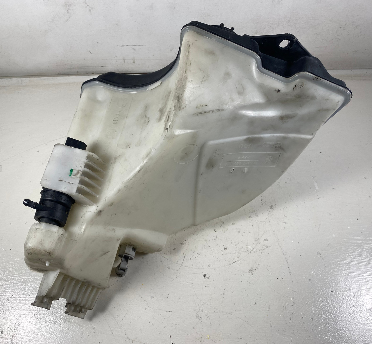 BMW e46 330 325 FRONT WINDSHIELD WIPER TANK RESERVOIR 7007970