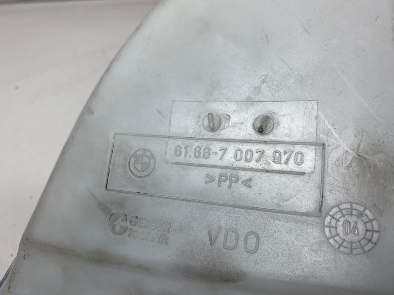 BMW e46 330 325 FRONT WINDSHIELD WIPER TANK RESERVOIR 7007970