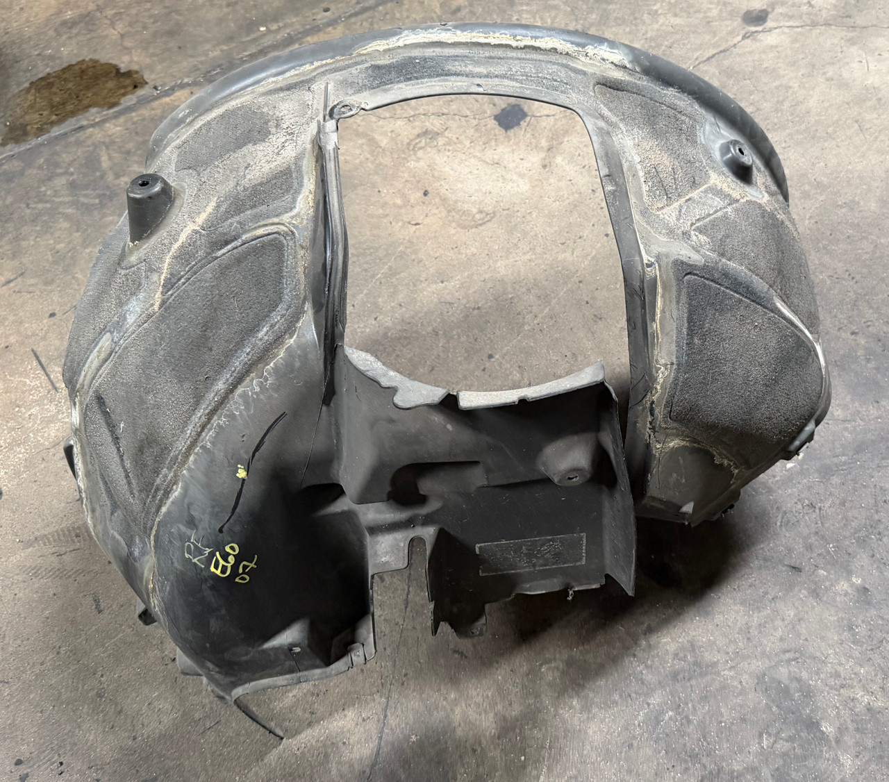 BMW E60 550i 535i 530i 528i PASSENGER FRONT INNER FENDER LINER GUARD 7033750
