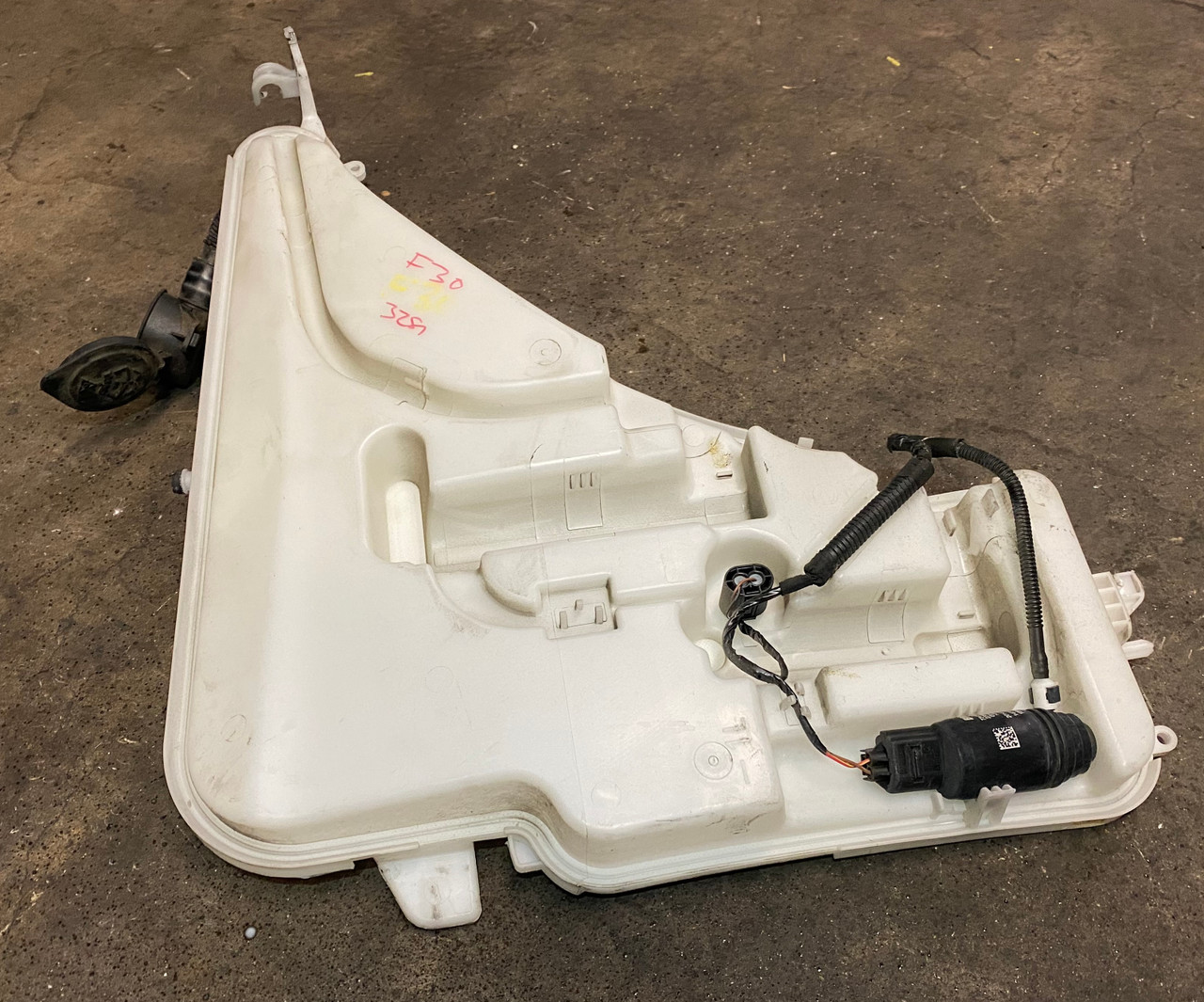 BMW F30 328i 320i WINDSHIELD WASHER FLUID TANK OEM 7241671