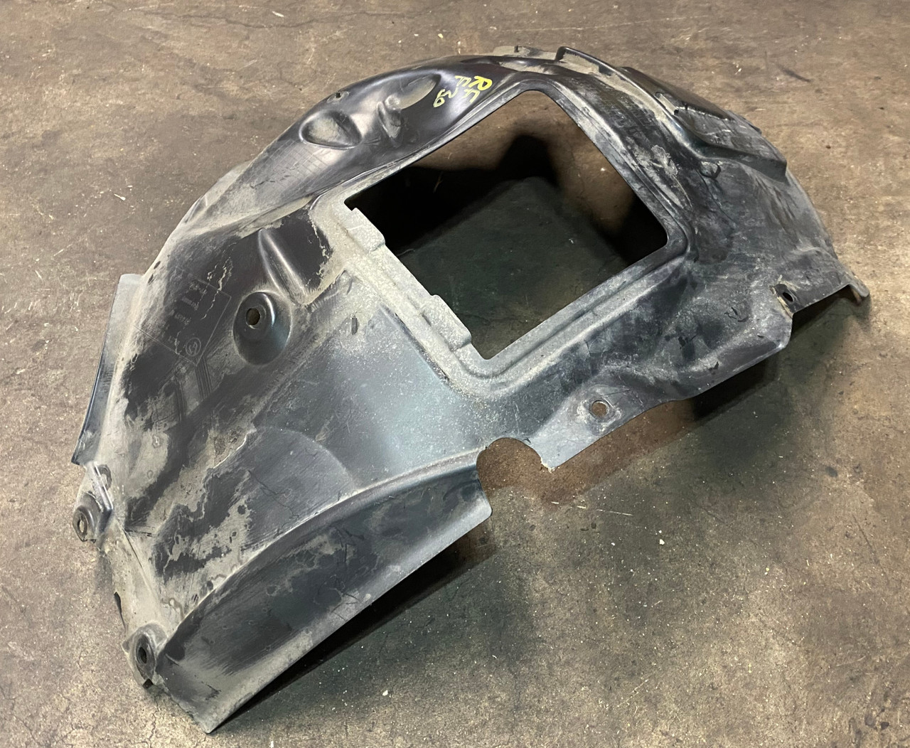 2013-17 BMW F30 320i 328i PASSENGER FRONT WHEEL HOUSING 7260726