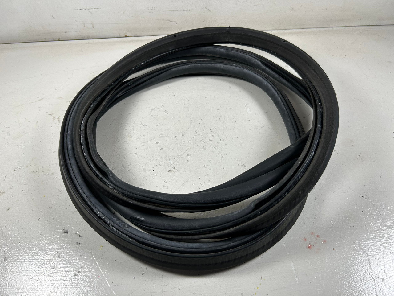 BMW E90 330i 328i TRUNK WEATHER RUBBER STRIP OEM