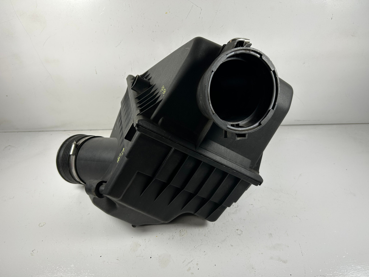 1996-98 BMW e39 540i AIR INTAKE FILTER BOX OEM