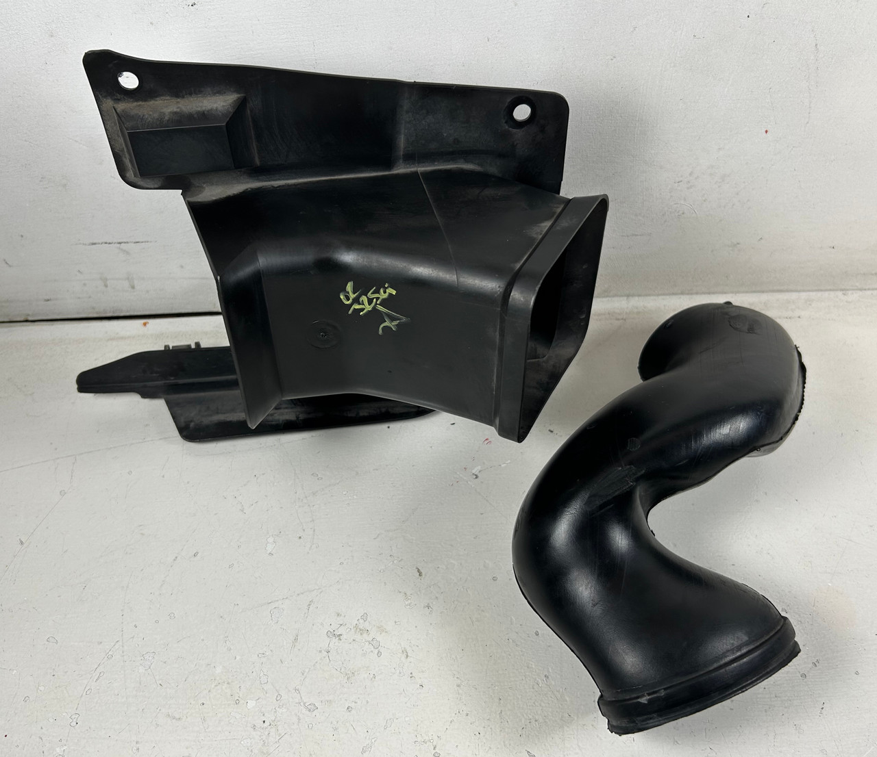 BMW E46 330ci 325ci DRIVER FRONT BRAKE AIR DUCT 8238419