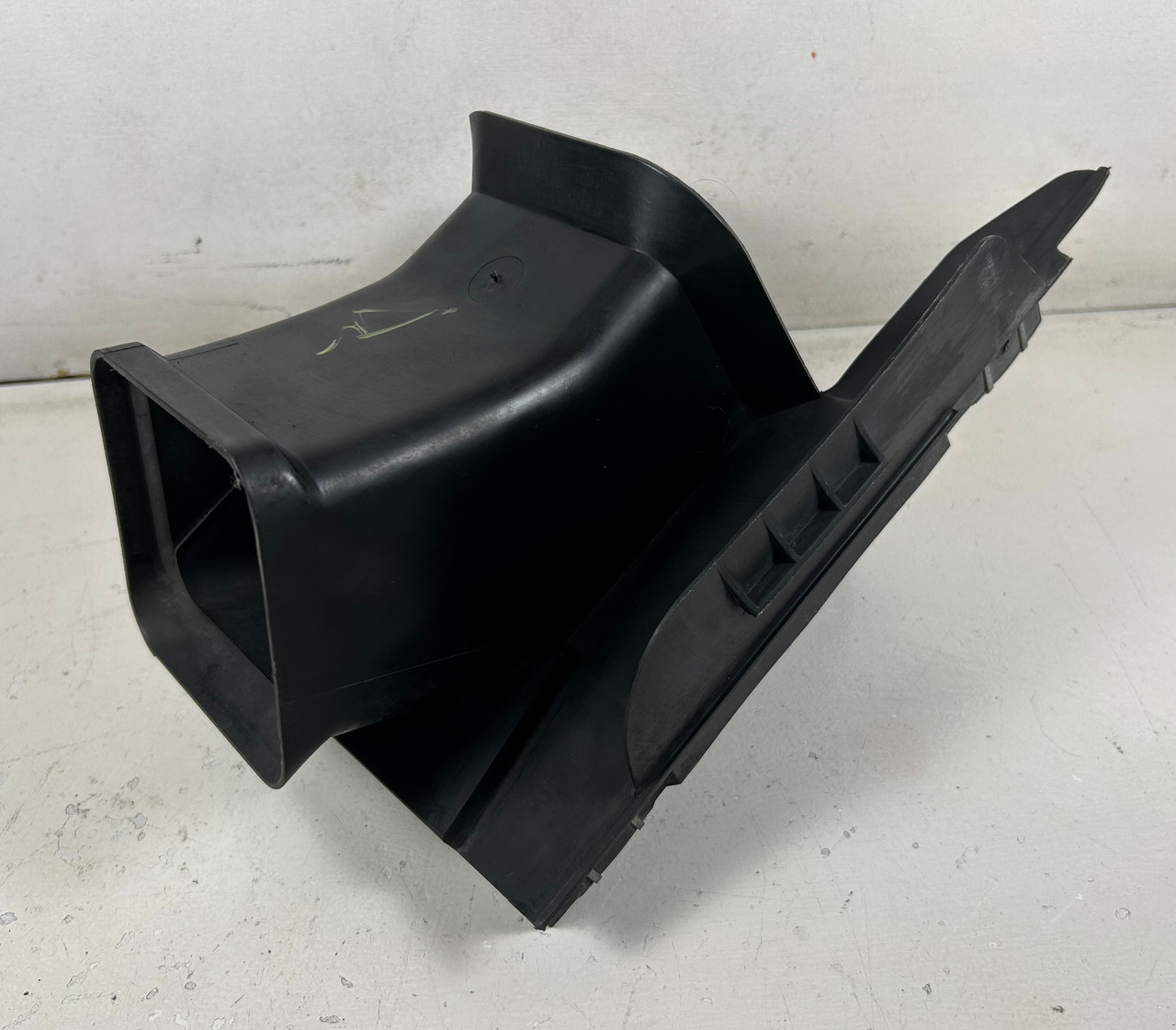 2000-05 BMW E46 330ci 325ci PASSENGER FRONT BRAKE AIR DUCT 8235246