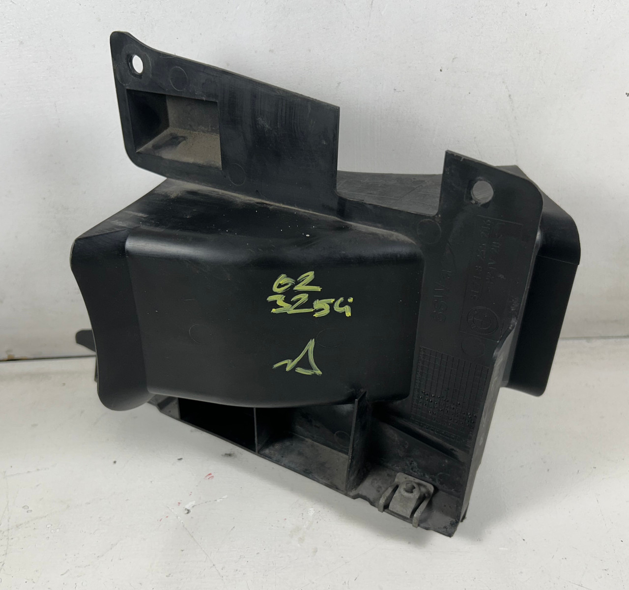 2000-05 BMW E46 330ci 325ci PASSENGER FRONT BRAKE AIR DUCT 8235246