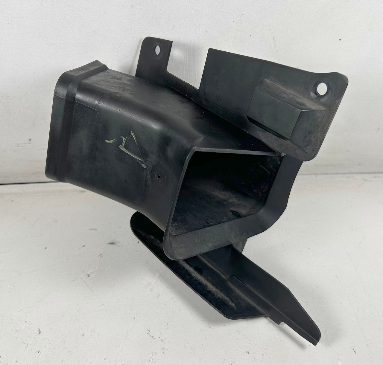 2000-05 BMW E46 330ci 325ci PASSENGER FRONT BRAKE AIR DUCT 8235246