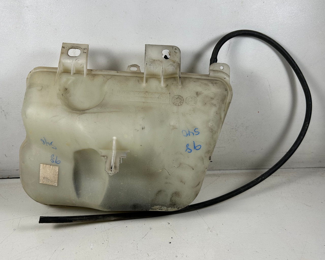 1996-00 BMW E39 540i 528i FRONT WINDSHIELD WASHER FLUID TANK 8381038