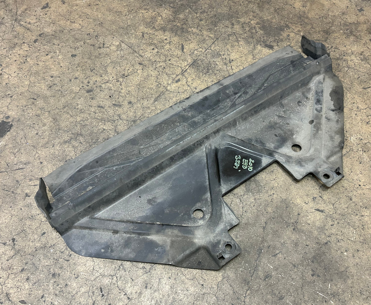 BMW E90 E92 335i 328i FRONT BUMPER UNDER TRAY GUARD 7128503