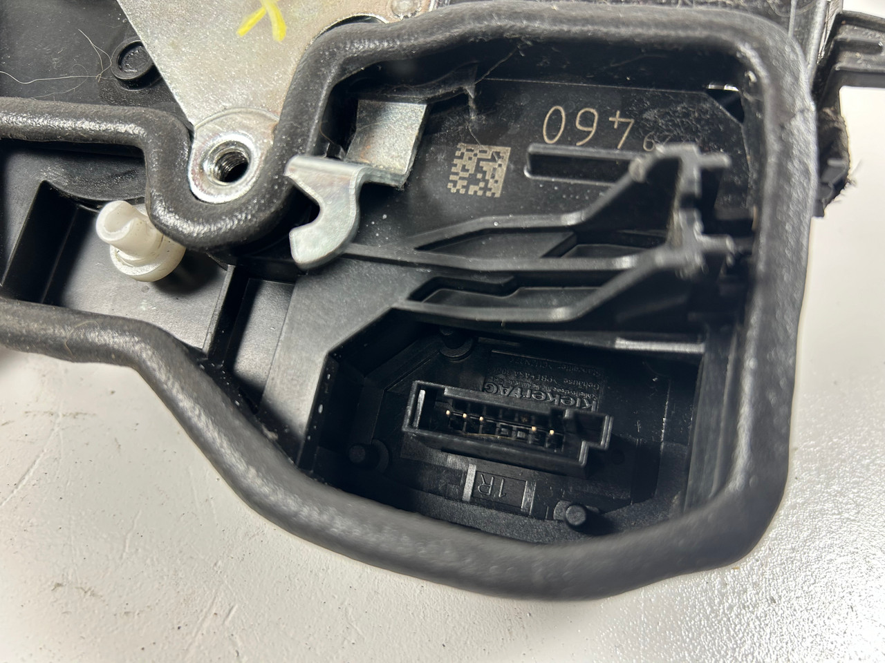 BMW E90 335i 328i PASSENGER REAR DOOR LOCK LATCH HANDLE CARRIER