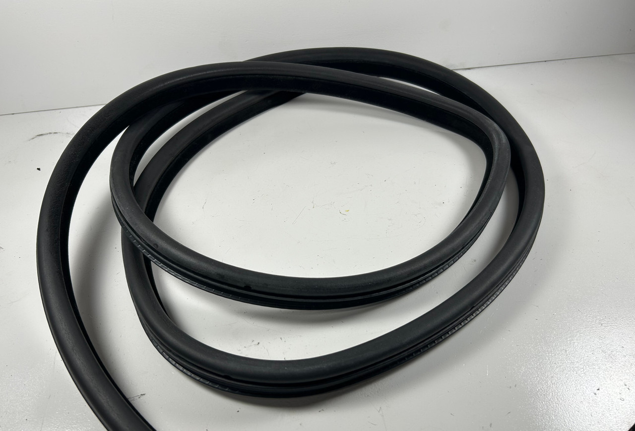 1999-03 BMW E39 5-SERIES PASSENGER FRONT DOOR RUBBER WEATHER STRIP 8259913