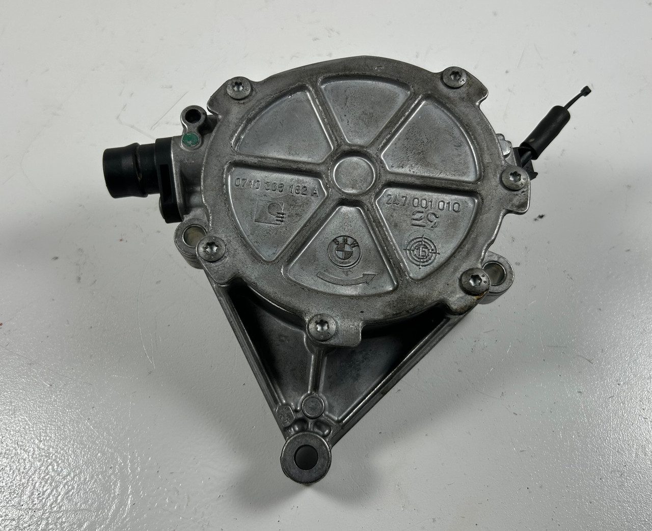BMW F10 5' F30 3' N20 N26 ENGINE VACUUM PUMP 7622380