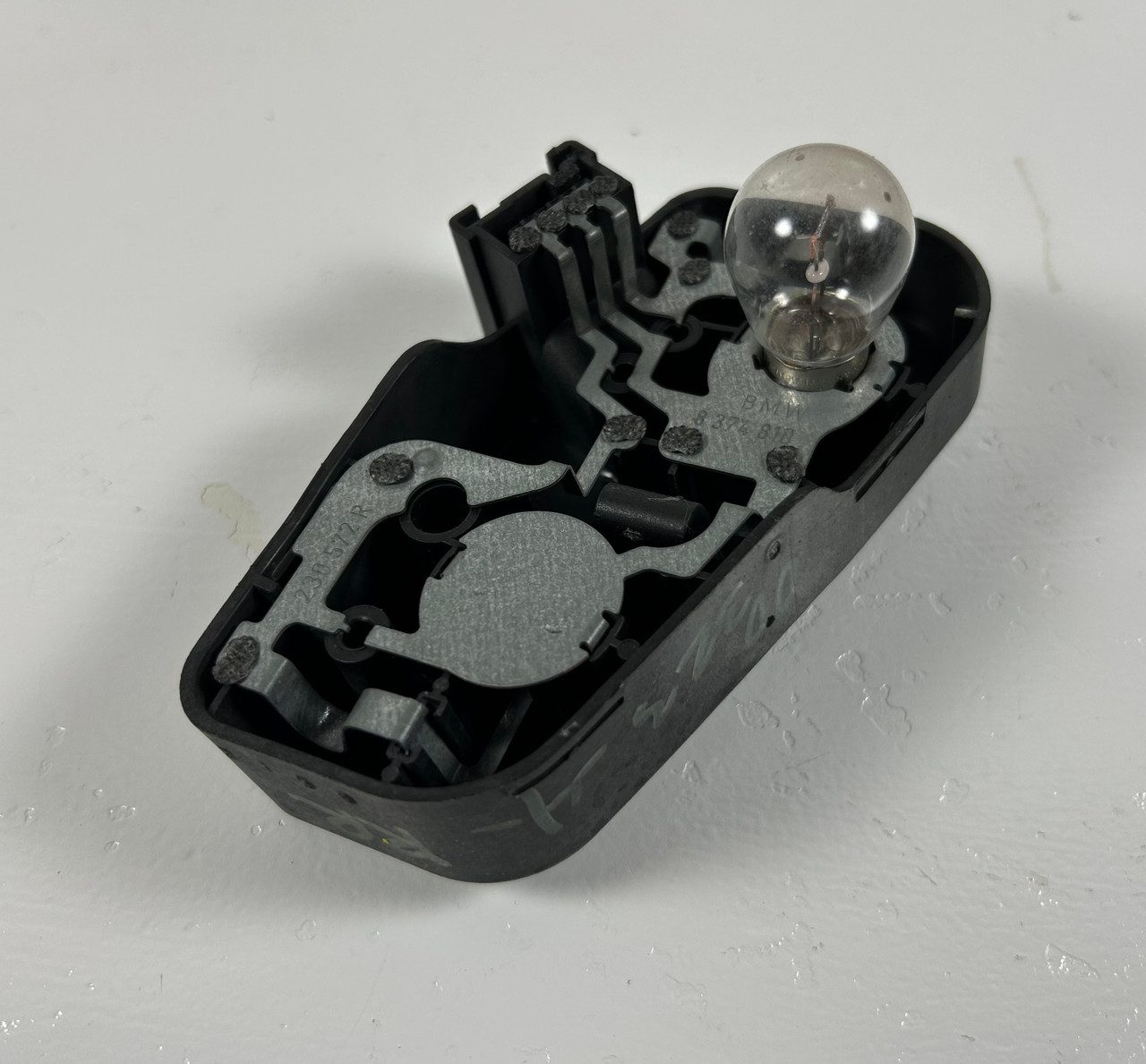 1999-01 BMW E46 330i 328i 323i PASSENGER INNER TRUNK REVERSE BULB HOLDER 7165844