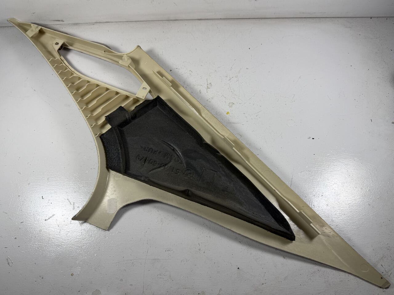 2001-03 BMW E39 540i 530i 525i DRIVER REAR C PILLAR COVER 8260027