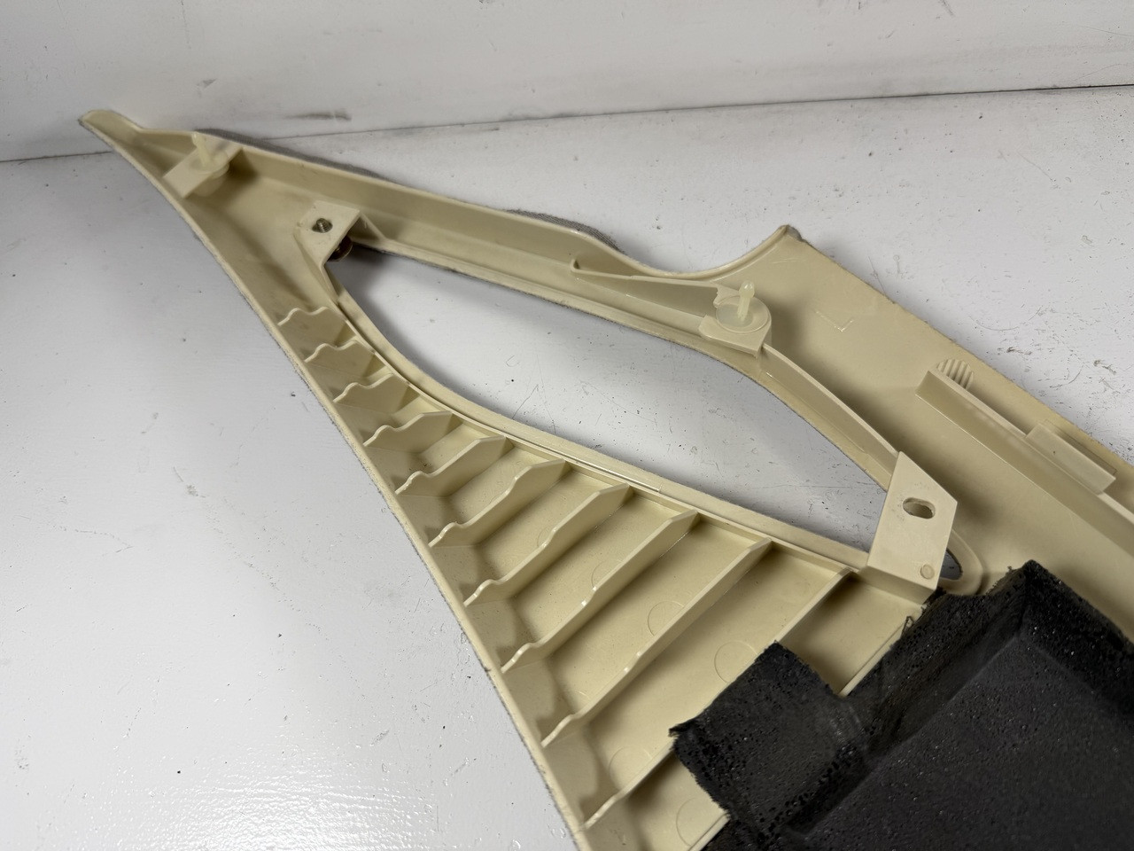 2001-03 BMW E39 540i 530i 525i DRIVER REAR C PILLAR COVER 8260027