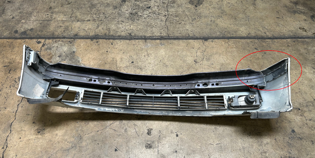 1994-97 BMW E36 328i 325i 323i SEDAN FRONT BUMPER COVER 8165143