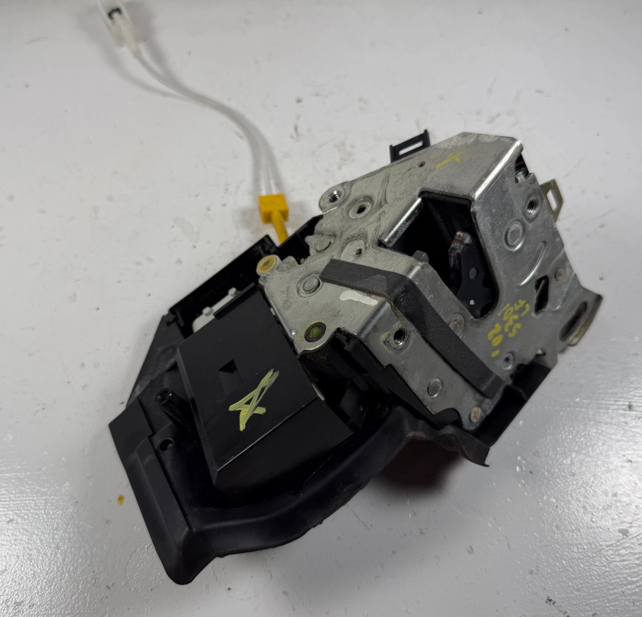 DRIVER FRONT DOOR LOCK LATCH BMW E39 M5 540i 530i 525i 8235097