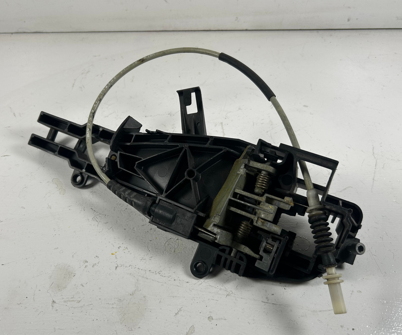 2006-07 BMW E90 335i 328i PASSENGER FRONT DOOR HANDLE CARRIER