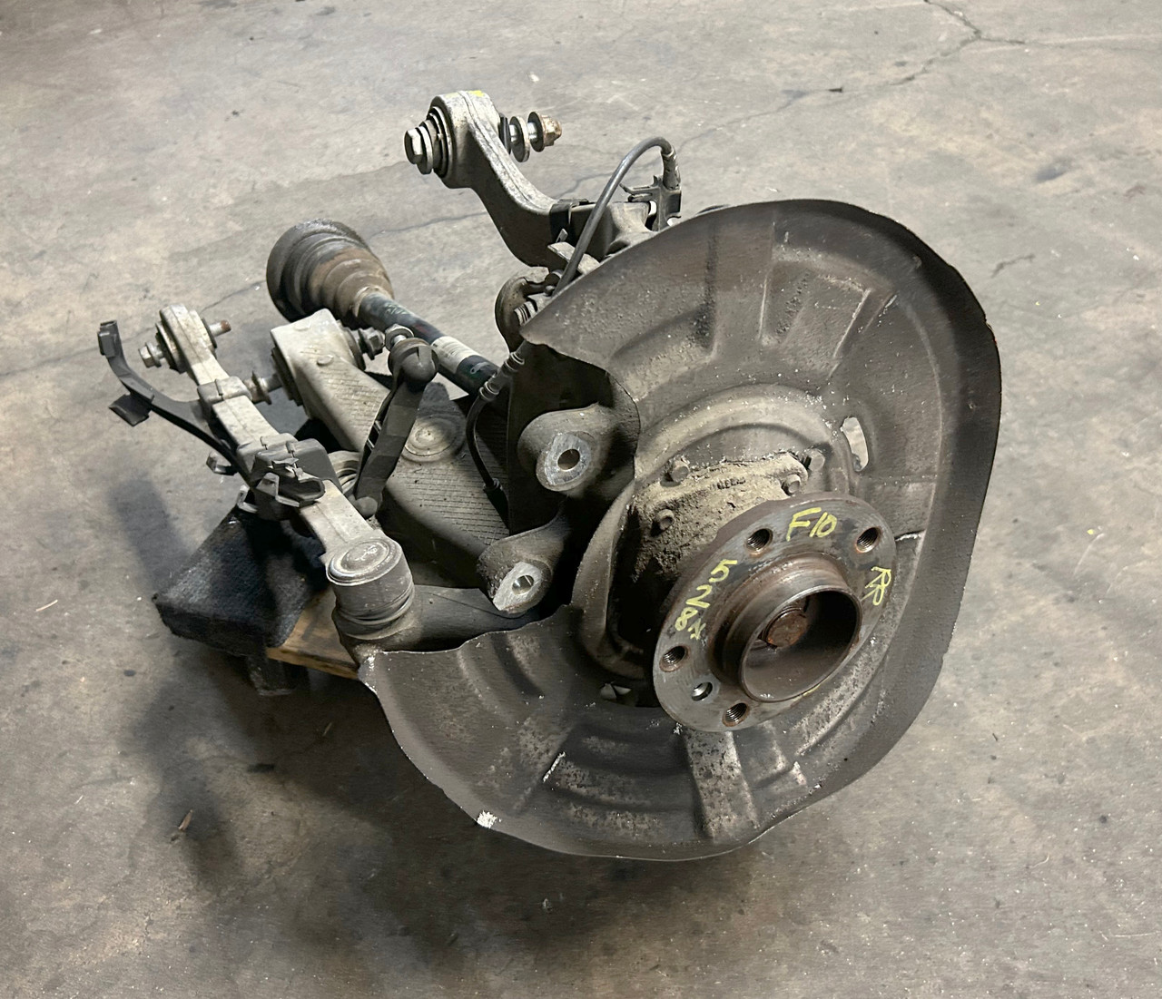 BMW F10 535i 528i PASSENGER REAR WHEEL CARRIER KNUCKLE AXLE 6793770