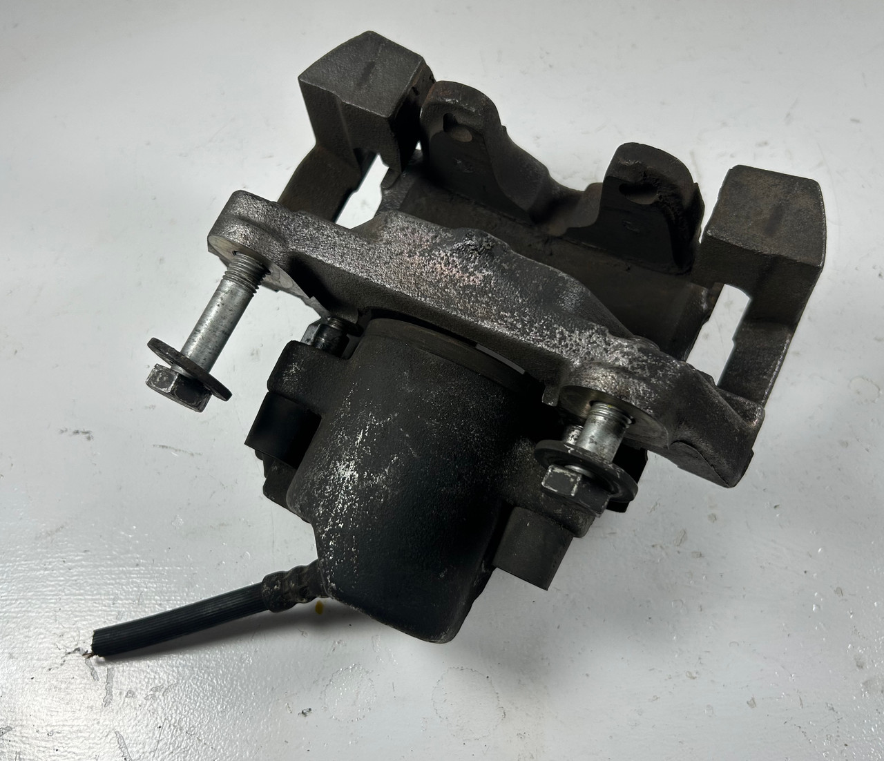 1998-03 BMW E39 540i 530i 525i DRIVER FRONT BRAKE CALIPER 6773131