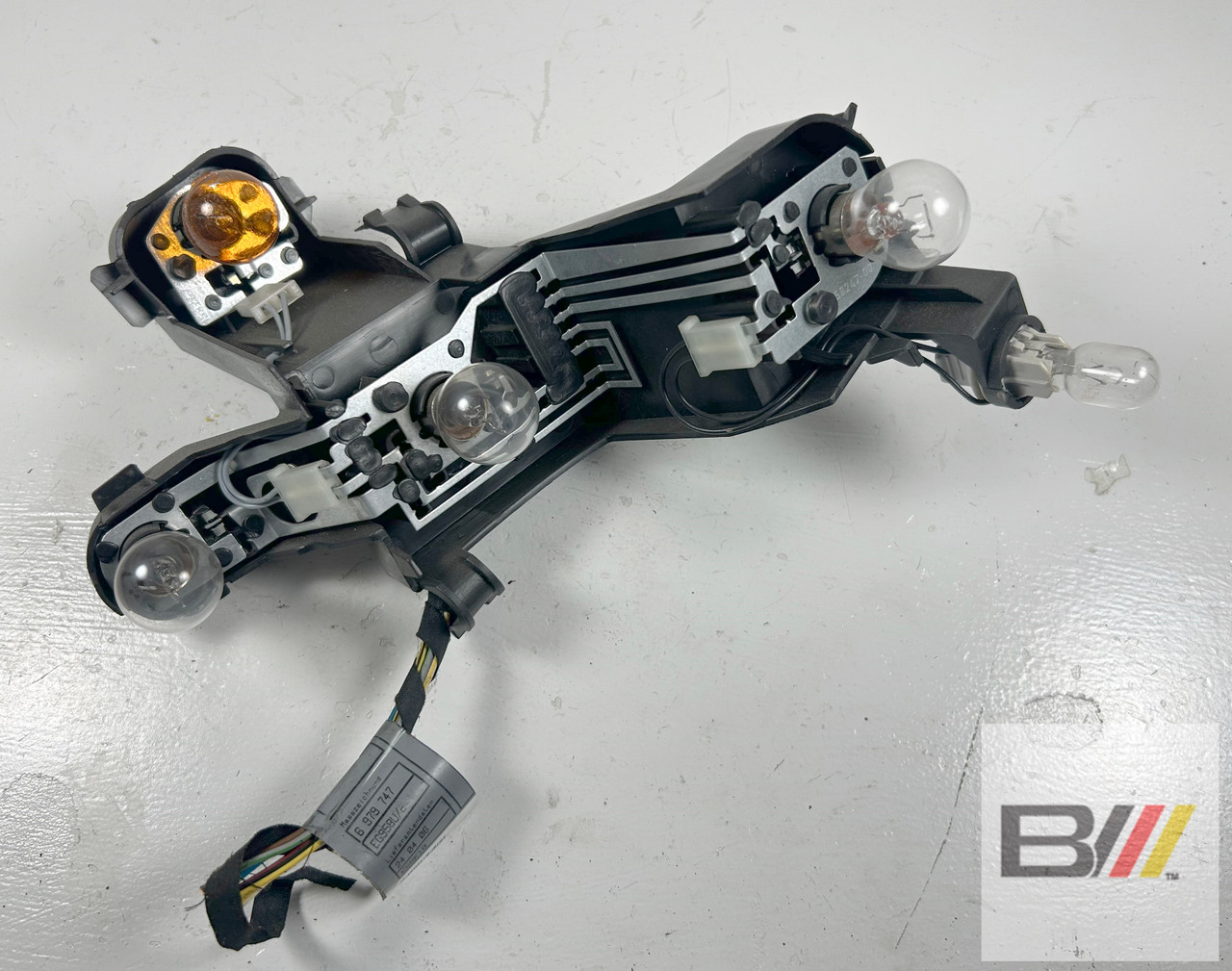 2004-07 BMW E60 5-SERIES DRIVER TAIL LIGHT LAMP BULB HOLDER 6923305