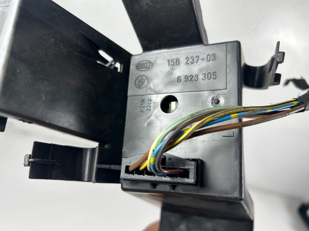 2004-07 BMW E60 5-SERIES DRIVER TAIL LIGHT LAMP BULB HOLDER 6923305