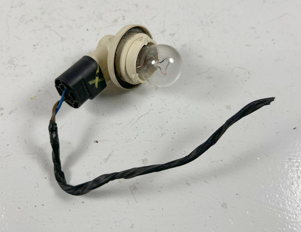 2002-05 BMW E46 330i 325i Turn Signal Lamp Bulb Holder