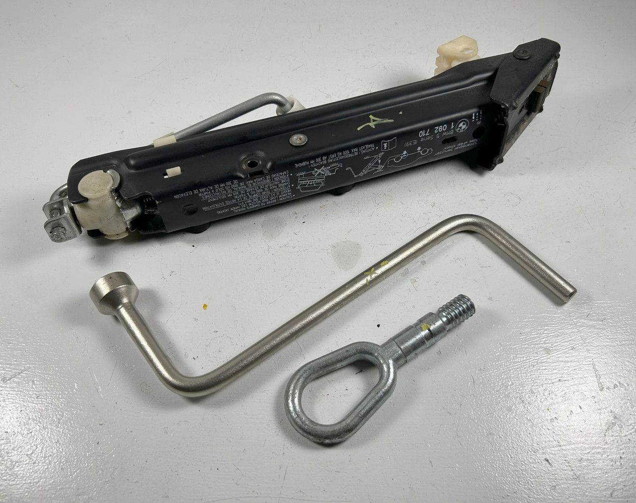 BMW E39 540i 530i 528i 525i CAR FLOOR LIFT JACK TOW HOOK WRENCH 1092710