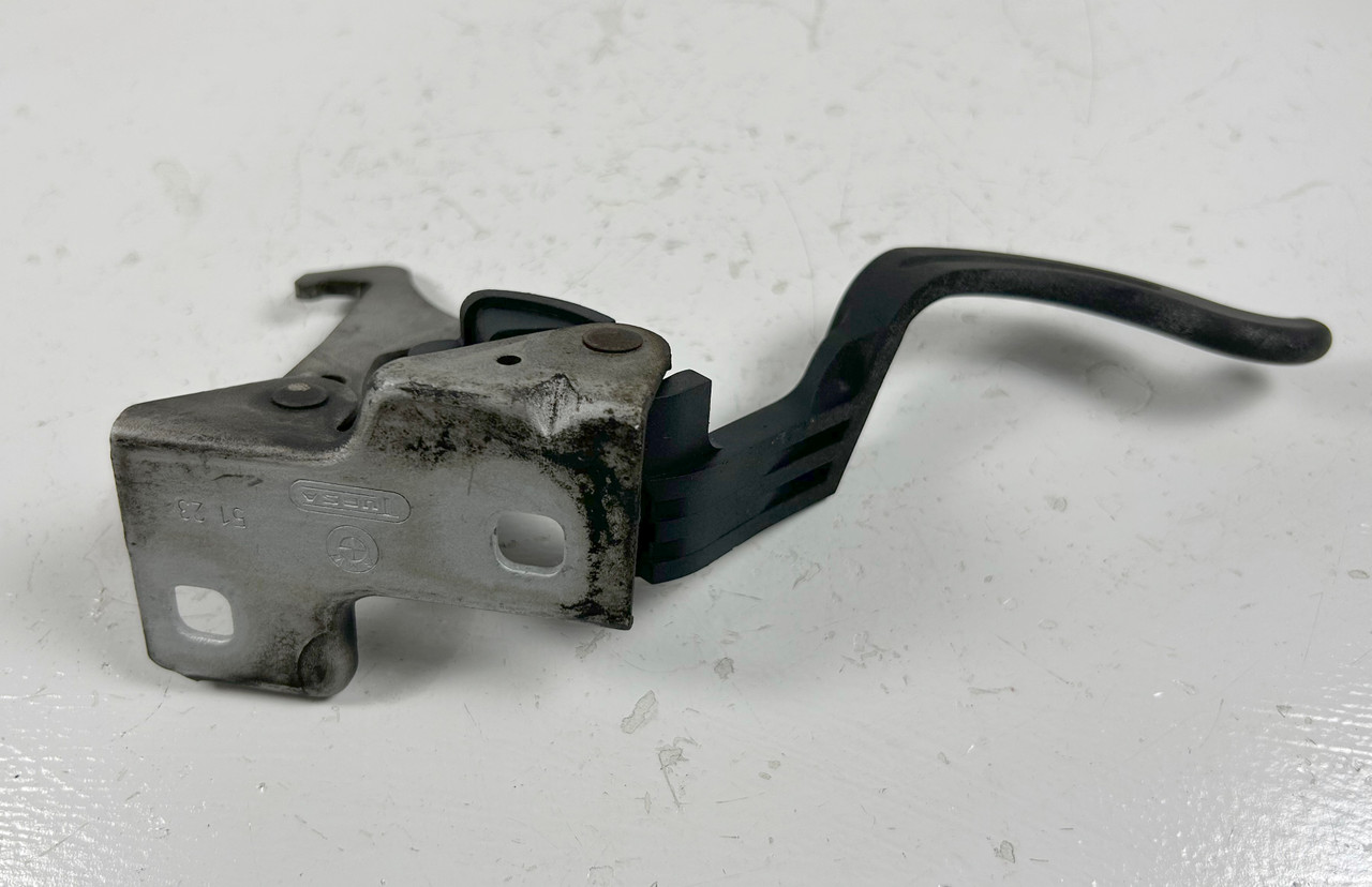 BMW E46 330 325 323 HOOD SAFETY RELEASE CATCH 8238459