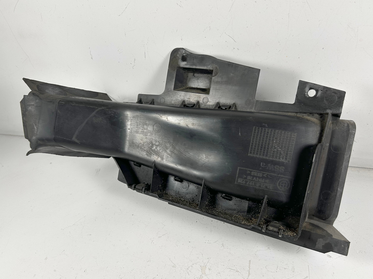 BMW E46 330i 325i PASSENGER FRONT BRAKE AIR DUCT 8197928