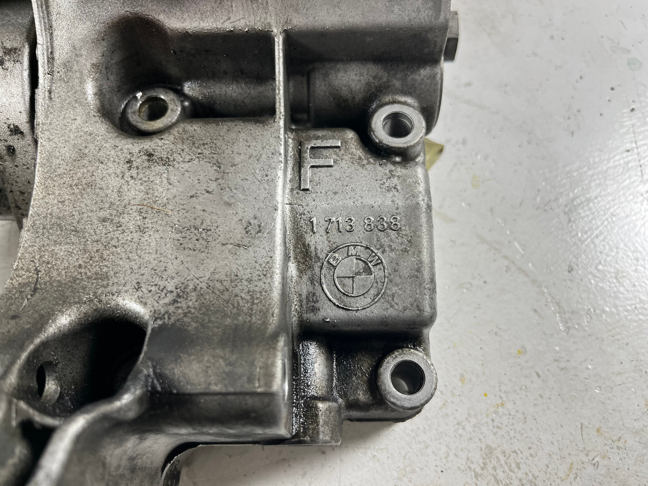 BMW e46 330ci 325ci ENGINE OIL FILTER HOUSING 530i 525i 330i 325i 1713838