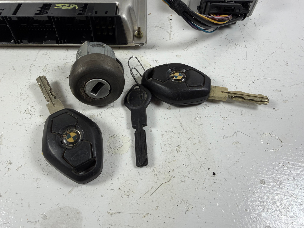 1999-00 BMW e39 528i ENGINE DME EWS TUMBLER KEY 7500255