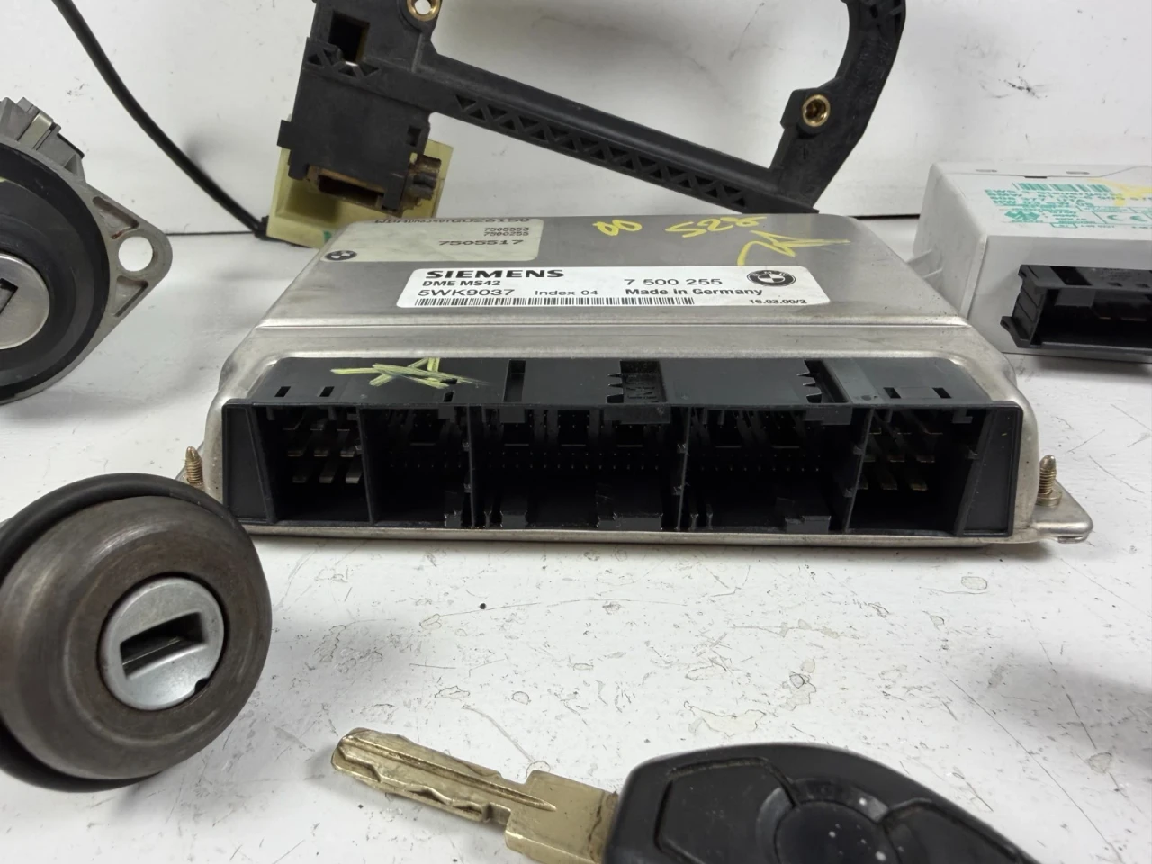 1999-00 BMW e39 528i ENGINE DME ECU EWS TUMBLER KEY 7500255